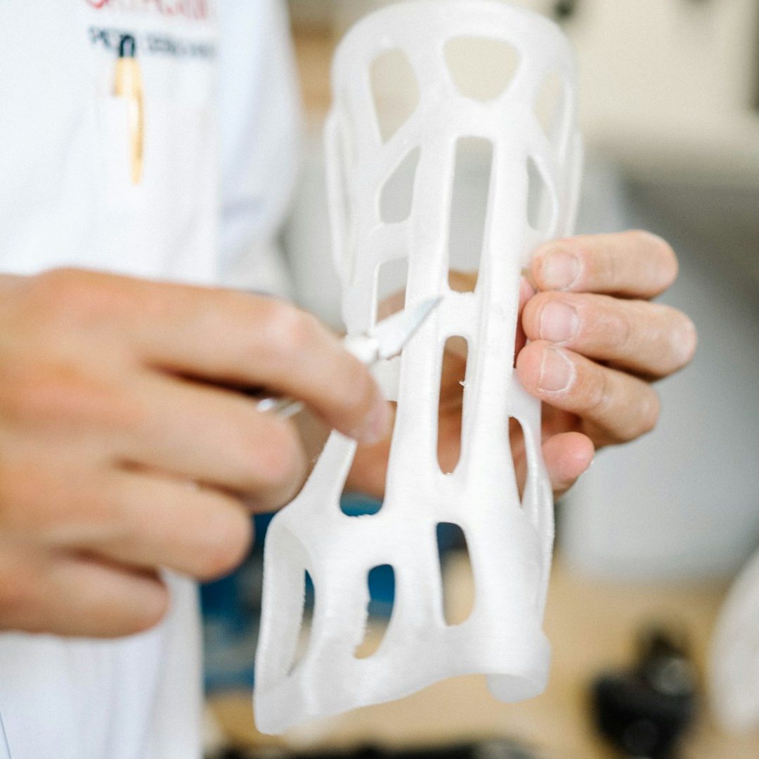 Foto von Tom Claes @tomspentys (https://unsplash.com/de/@tomspentys) Foto eines 3D-gedruckten Prototypen-Teils